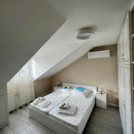 Voeroesmarty Deluxe Vendeghaz