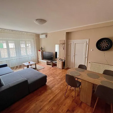 Voeroesmarty Deluxe Vendeghaz Διαμέρισμα