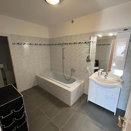 Voeroesmarty Deluxe Vendeghaz