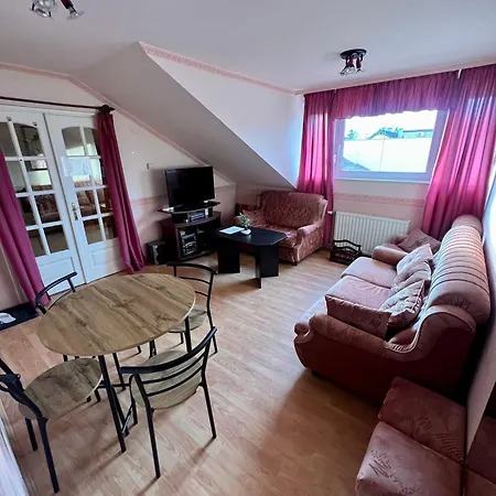 Voeroesmarty Deluxe Vendeghaz