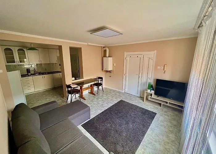 Voeroesmarty Deluxe Vendeghaz * Капошвар