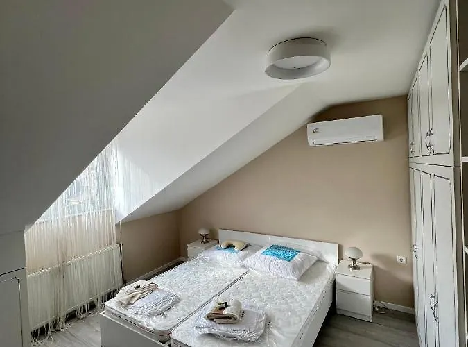 Voeroesmarty Deluxe Vendeghaz