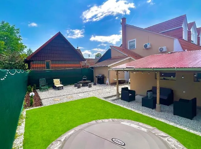 Voeroesmarty Deluxe Vendeghaz Апартаменты *